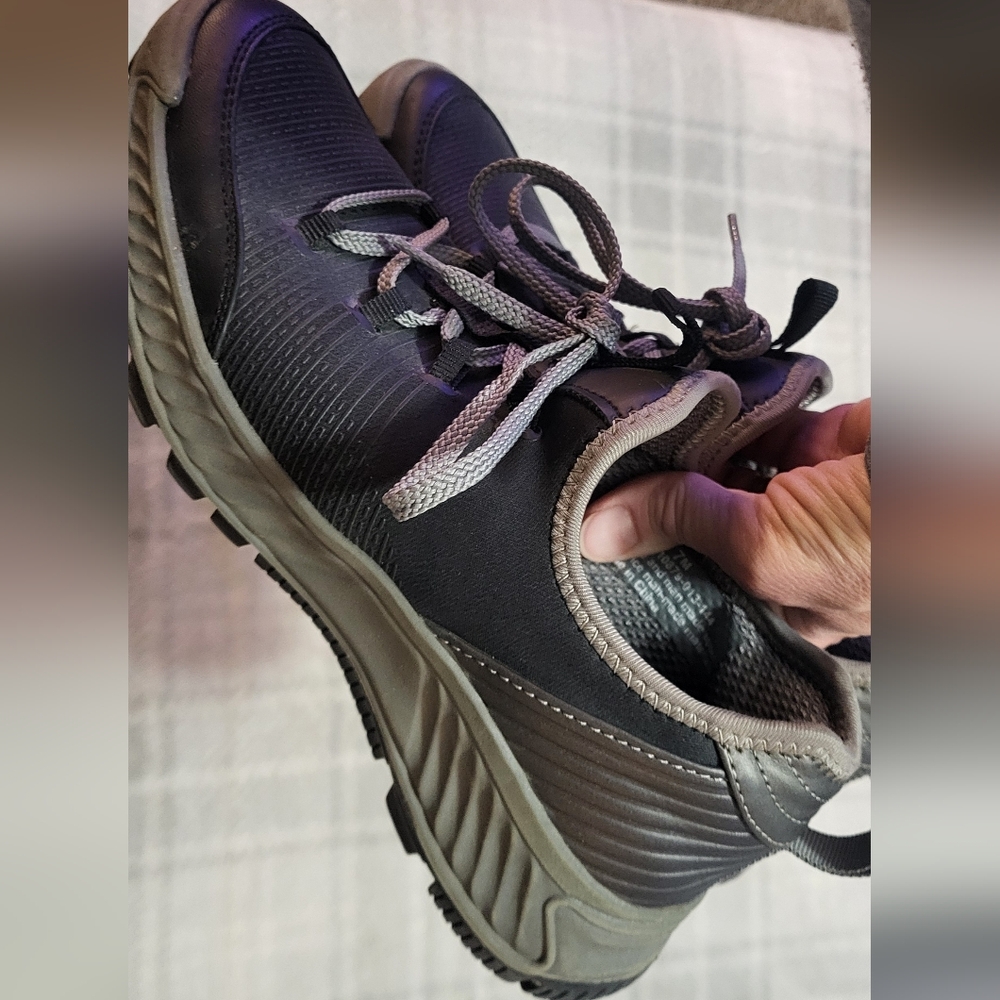 Baretraps Black and Gray Athletic Lace-Up Shoes Womens Sz 7